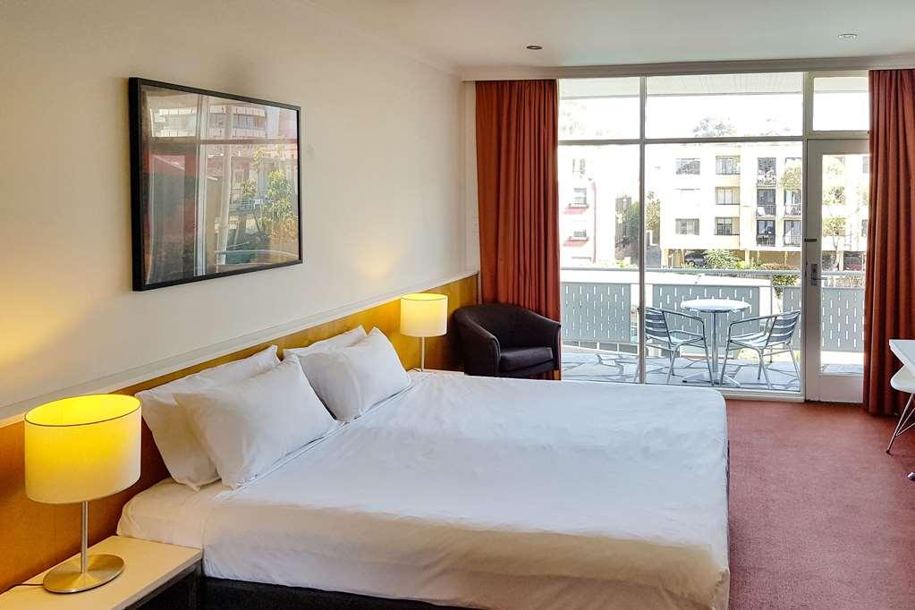 The Parkmore Hotel Melbourne Room photo